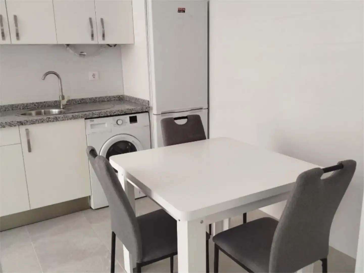 Piso de alquiler en Calle Esmeralda, 6, El Torrejón - El Cerezo Cocina de Piso de alquiler en Sevilla con Terraza, Amueblado y Balcón