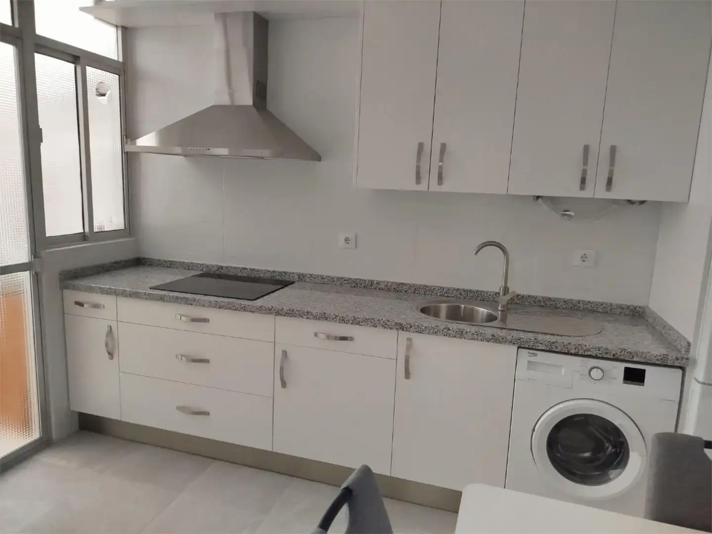 Piso de alquiler en Calle Esmeralda, 6, El Torrejón - El Cerezo Cocina de Piso de alquiler en Sevilla con Terraza, Amueblado y Balcón