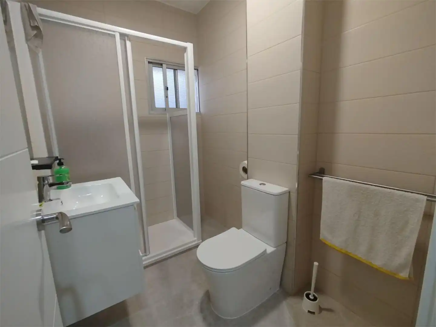 Piso de alquiler en Calle Esmeralda, 6, El Torrejón - El Cerezo Baño de Piso de alquiler en Sevilla con Terraza, Amueblado y Balcón