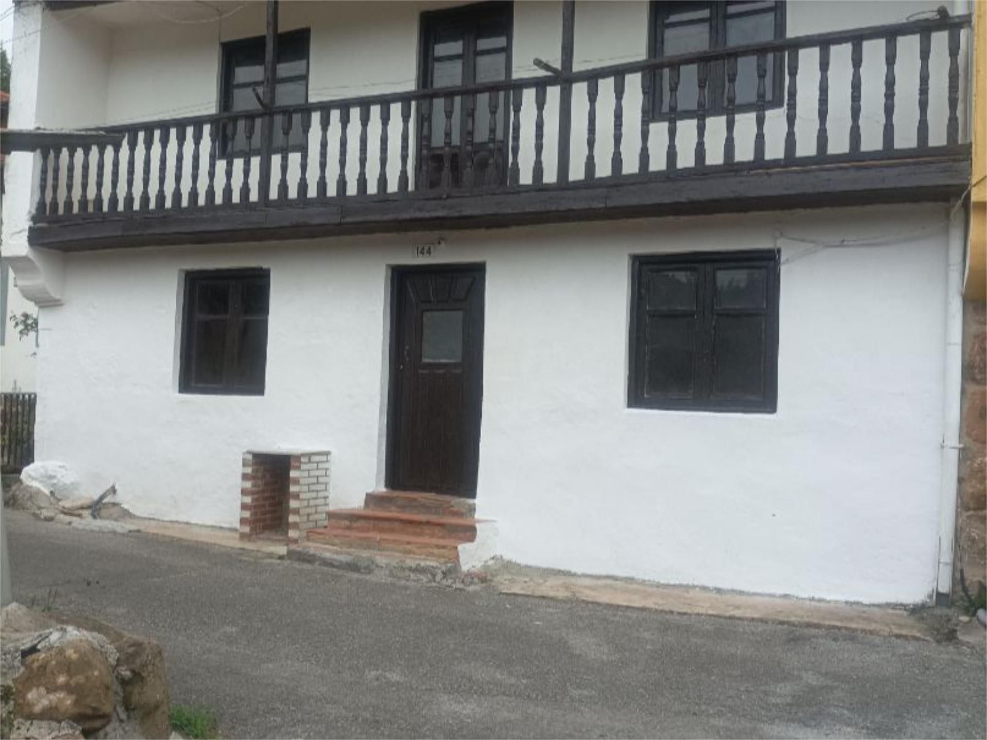 Vista exterior de Casa adosada en venda en Los Corrales de Buelna  amb Balcó