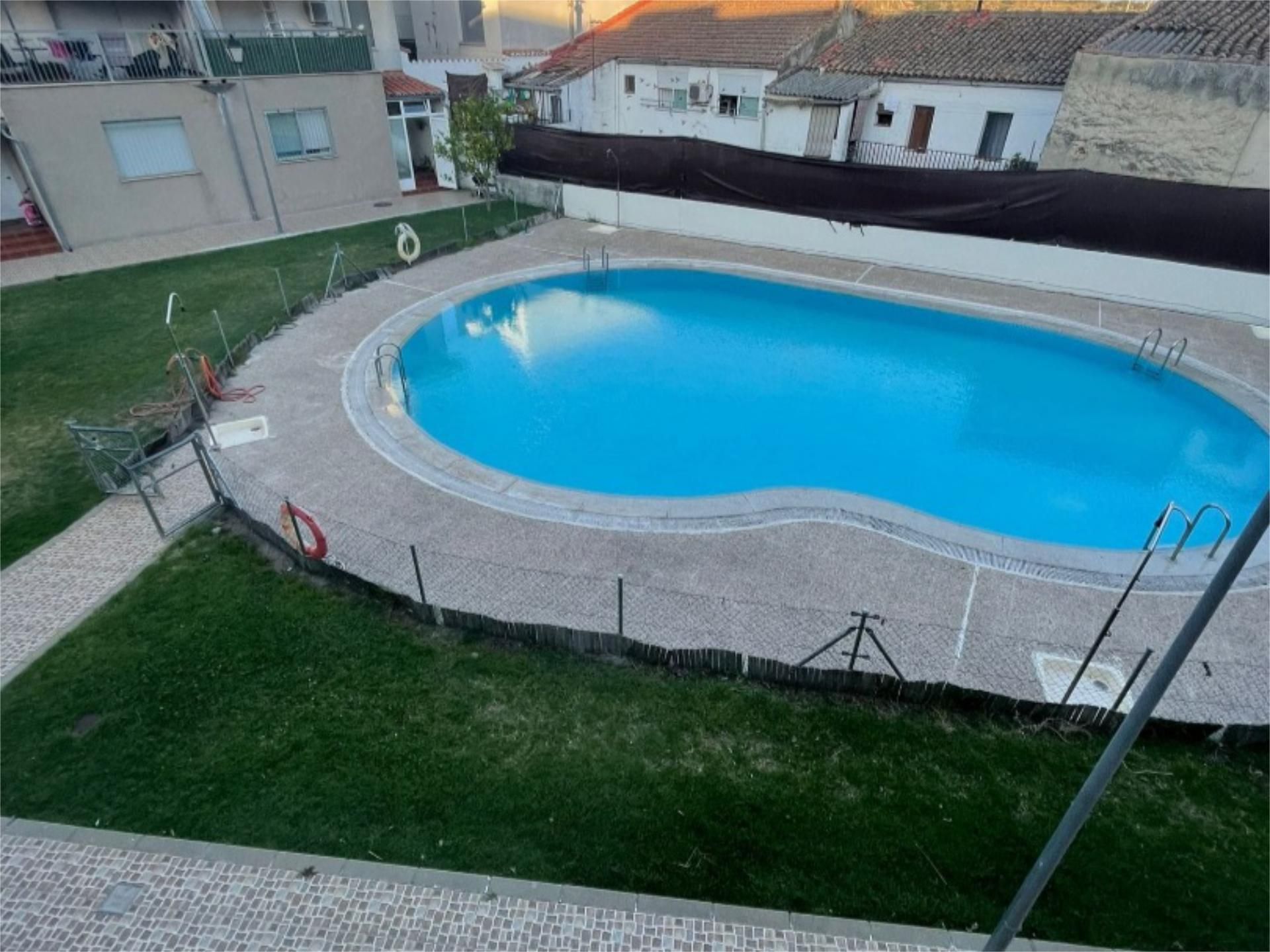 Piscina de Casa adosada en venda en Trujillo amb Aire condicionat, Jardí privat i Terrassa