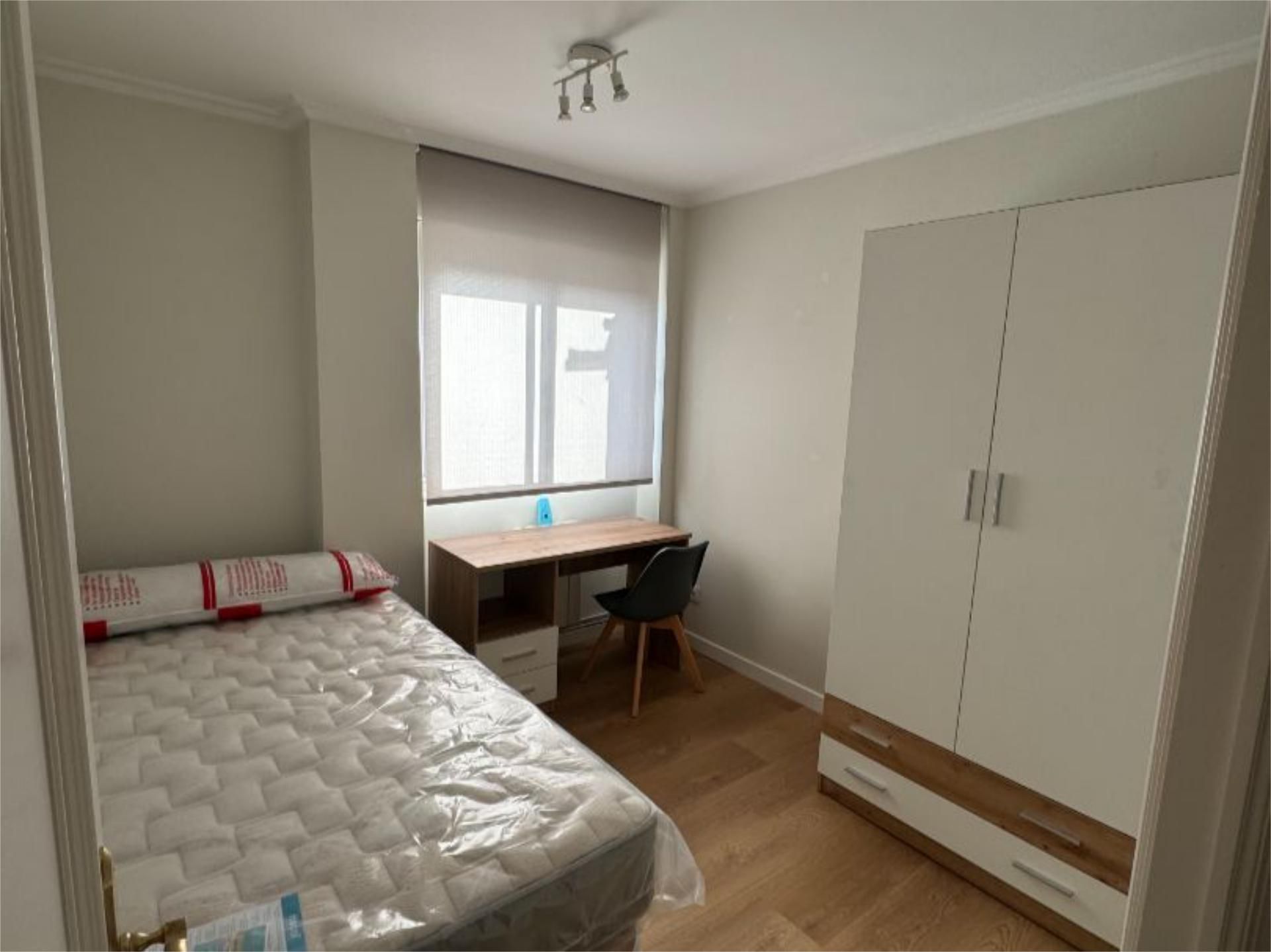 Bedroom of Flat to share in Vigo   with Heating, Parquet flooring and Furnished