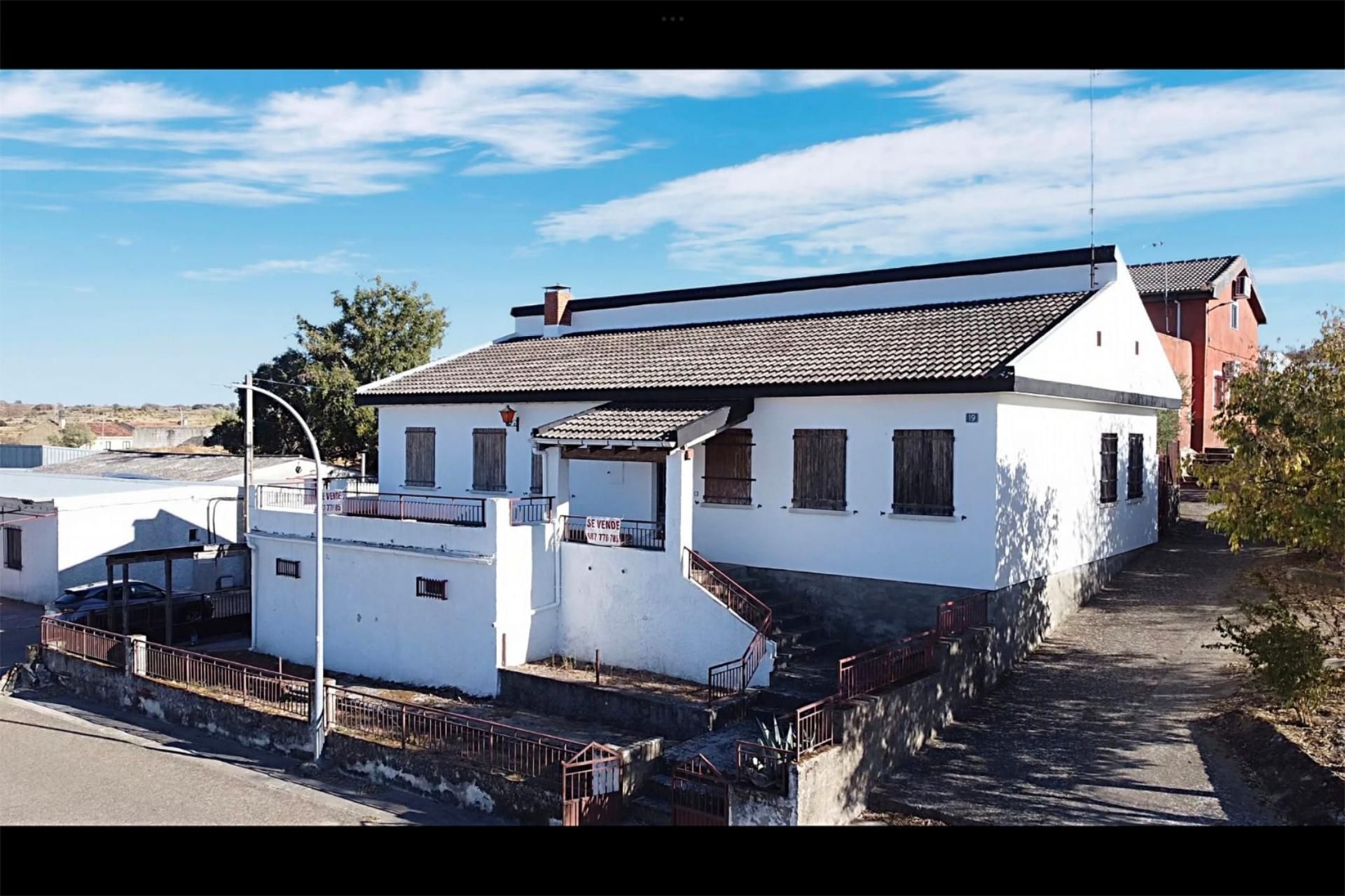 Vista exterior de Casa o xalet en venda en Villarino de los Aires amb Jardí privat, Terrassa i Traster