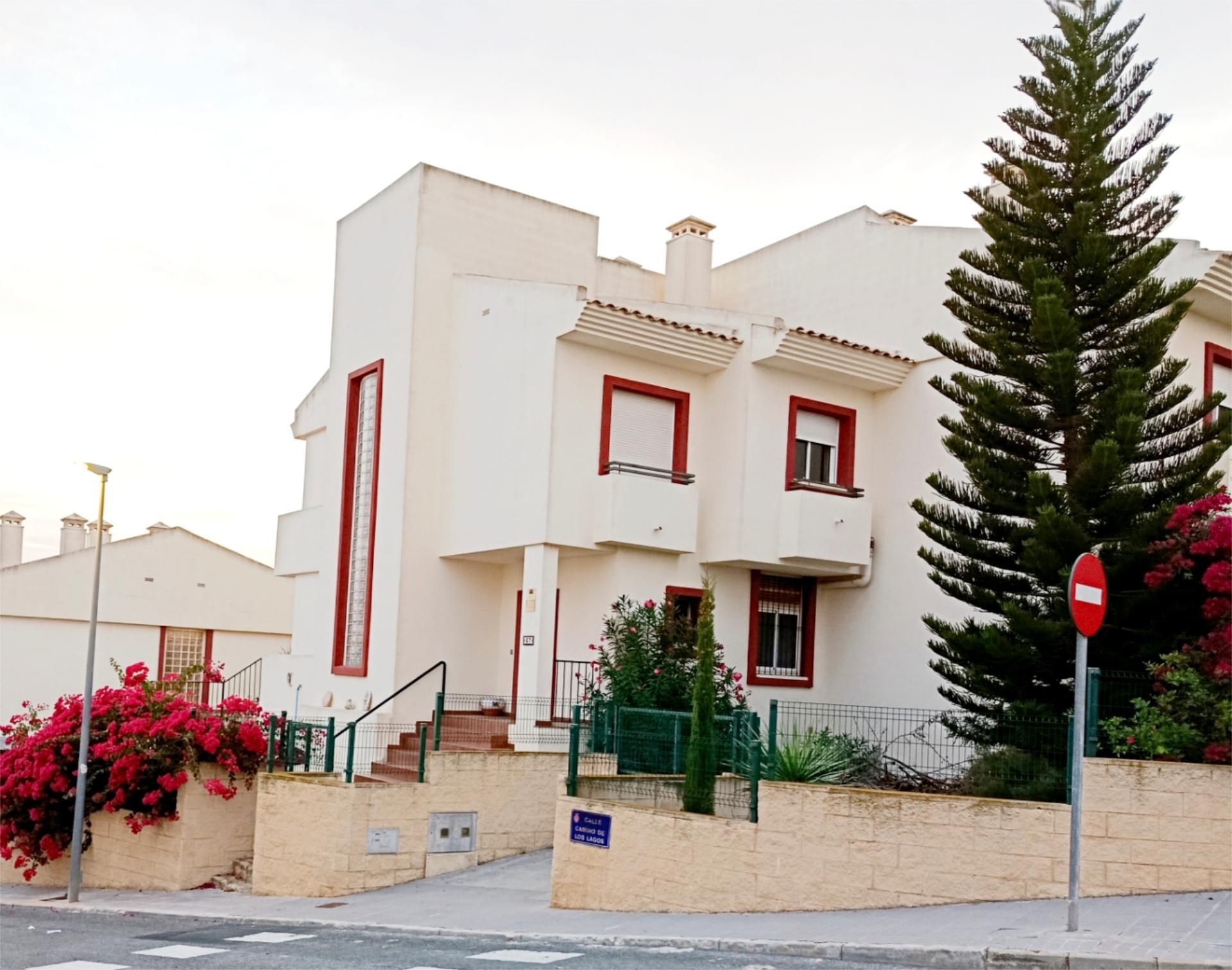 Exterior view of Single-family semi-detached to share in Monforte del Cid  with Air Conditioner, Heating and Private garden