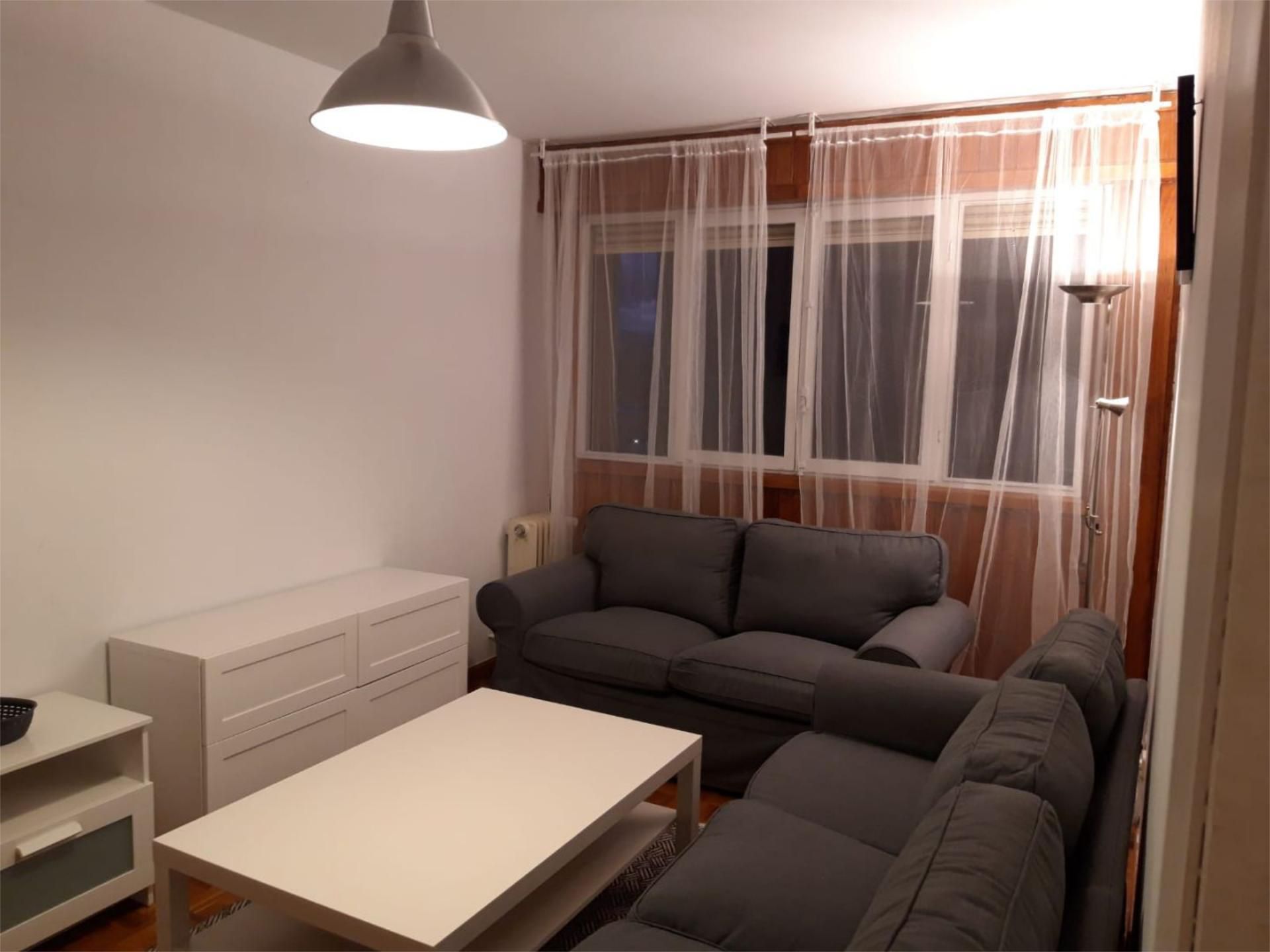 Sala d'estar de Pis en venda en Barañáin / Barañain amb Calefacció, Parquet i Traster