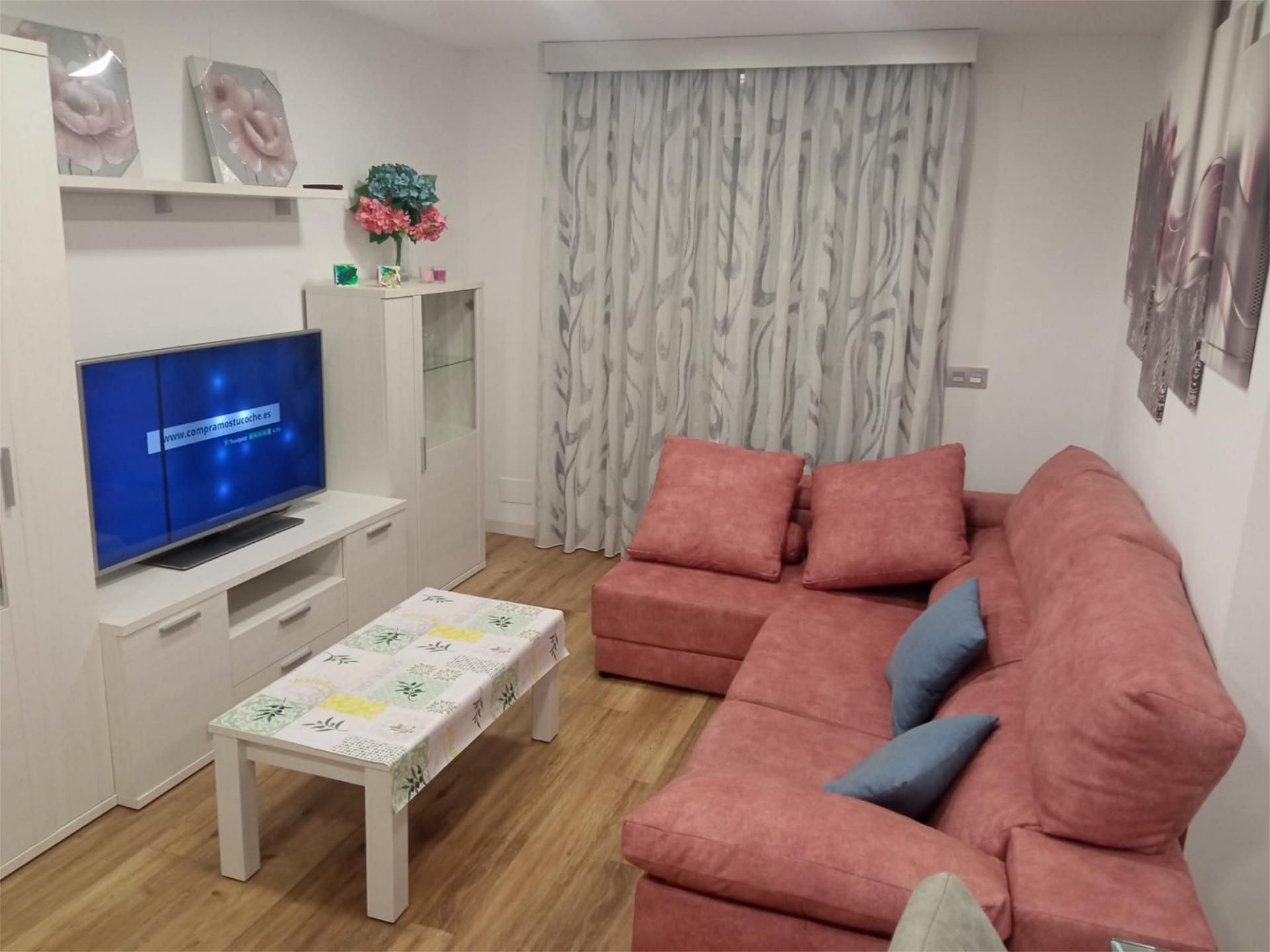 Sala d'estar de Pis de lloguer en Benalmádena amb Aire condicionat, Jardí privat i Terrassa
