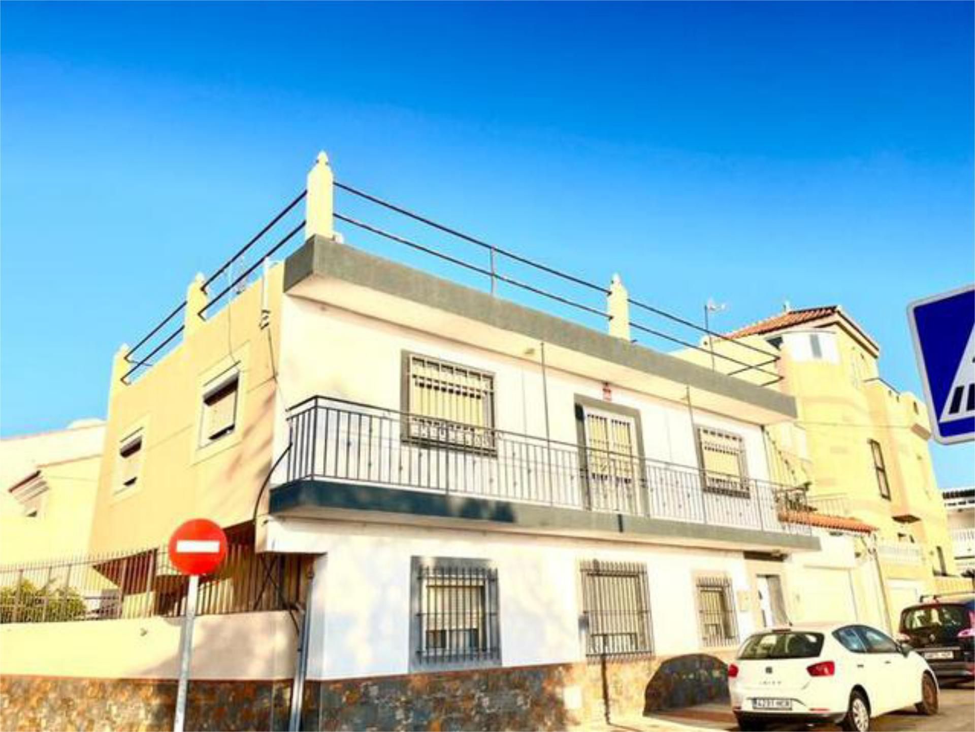 Vista exterior de Casa o xalet en venda en Roquetas de Mar amb Jardí privat, Terrassa i Moblat