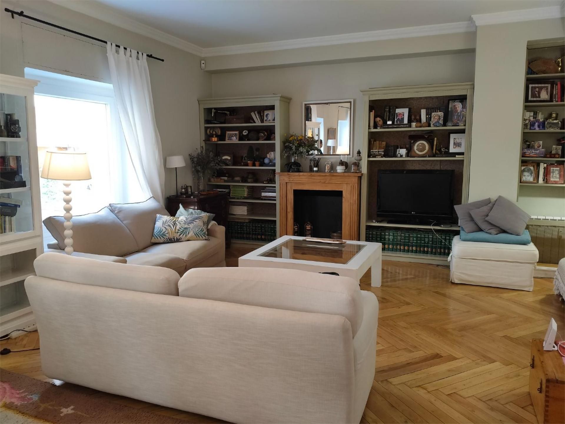 Sala d'estar de Pis en venda en  Madrid Capital amb Aire condicionat