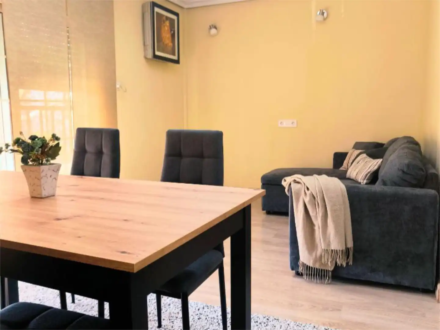 Flat for sale in Calle Linde, 7, Cruz Roja Dining room of Flat for sale in Sevilla Capital with Air Conditioner, Terrace and Balcony