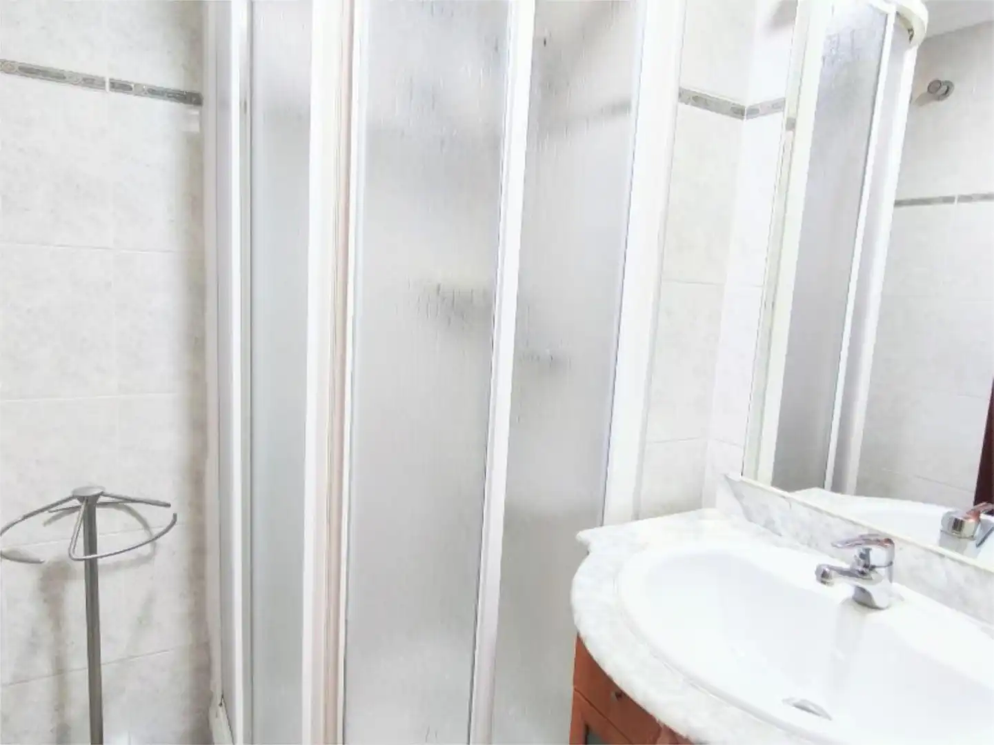 Flat for sale in Calle Linde, 7, Cruz Roja Bathroom of Flat for sale in Sevilla Capital with Air Conditioner, Terrace and Balcony