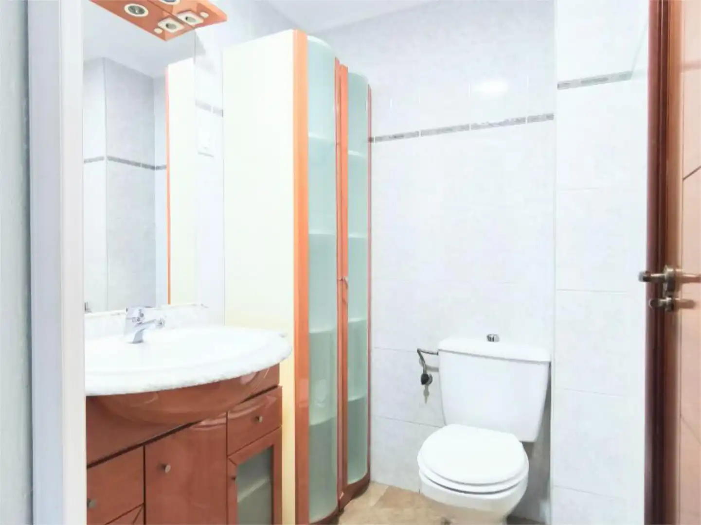 Flat for sale in Calle Linde, 7, Cruz Roja Bathroom of Flat for sale in Sevilla Capital with Air Conditioner, Terrace and Balcony