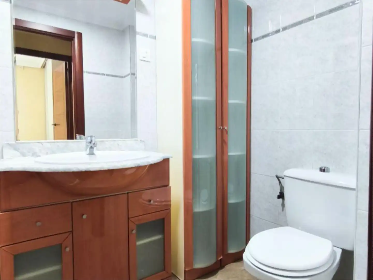 Flat for sale in Calle Linde, 7, Cruz Roja Bathroom of Flat for sale in Sevilla Capital with Air Conditioner, Terrace and Balcony
