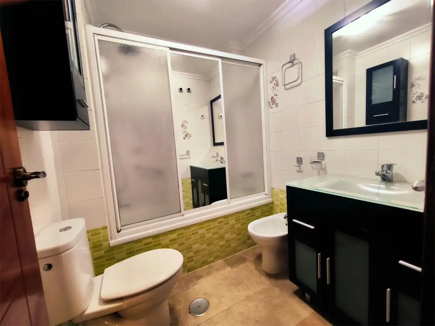 Flat for sale in Calle Linde, 7, Cruz Roja Bathroom of Flat for sale in Sevilla Capital with Air Conditioner, Terrace and Balcony