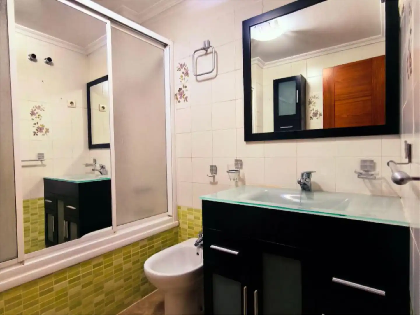 Flat for sale in Calle Linde, 7, Cruz Roja Bathroom of Flat for sale in Sevilla Capital with Air Conditioner, Terrace and Balcony