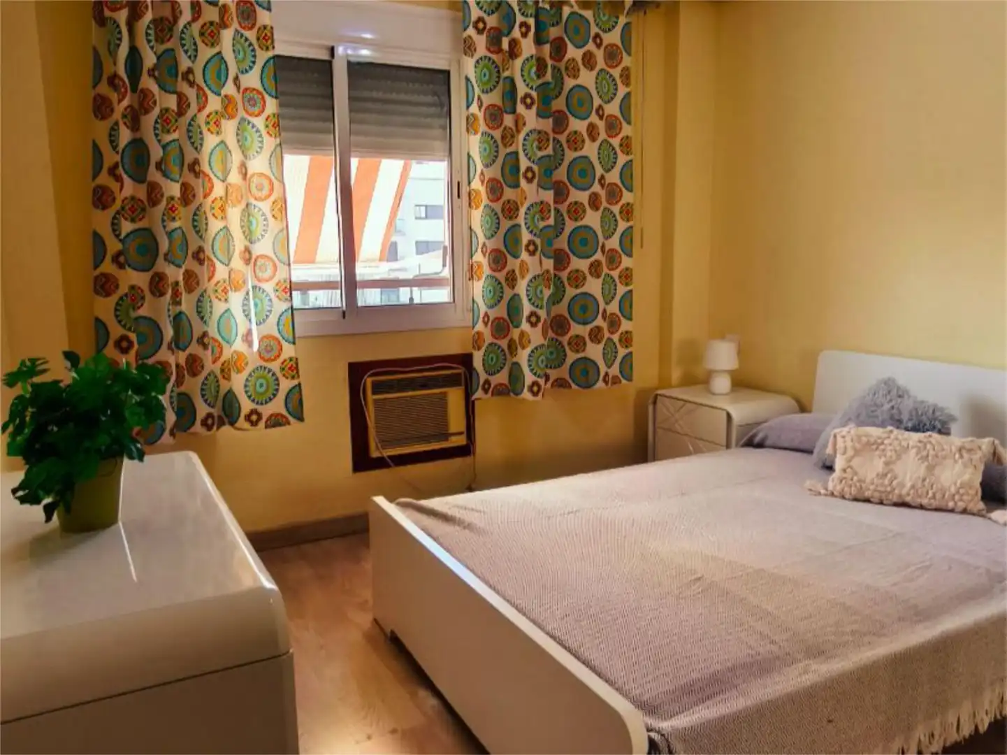 Flat for sale in Calle Linde, 7, Cruz Roja Bedroom of Flat for sale in Sevilla Capital with Air Conditioner, Terrace and Balcony