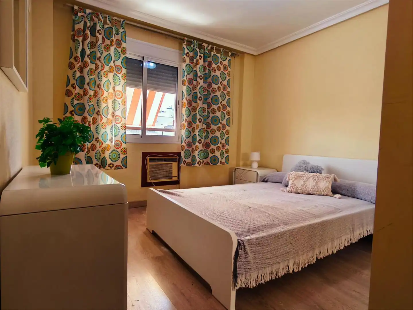 Flat for sale in Calle Linde, 7, Cruz Roja Bedroom of Flat for sale in Sevilla Capital with Air Conditioner, Terrace and Balcony