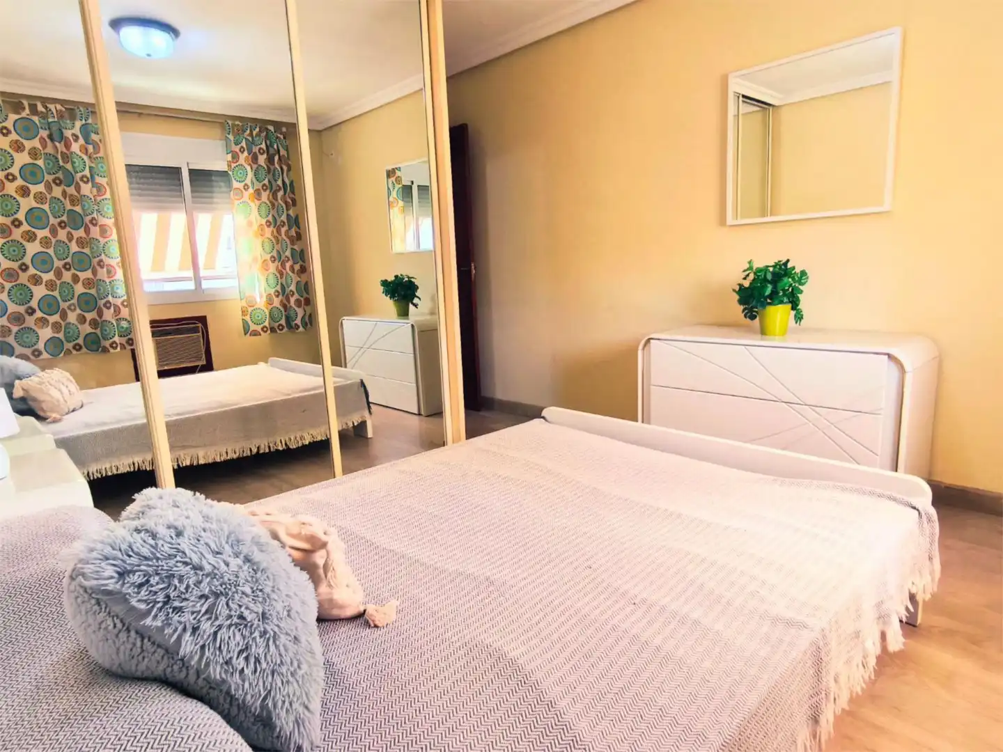 Flat for sale in Calle Linde, 7, Cruz Roja Bedroom of Flat for sale in Sevilla Capital with Air Conditioner, Terrace and Balcony