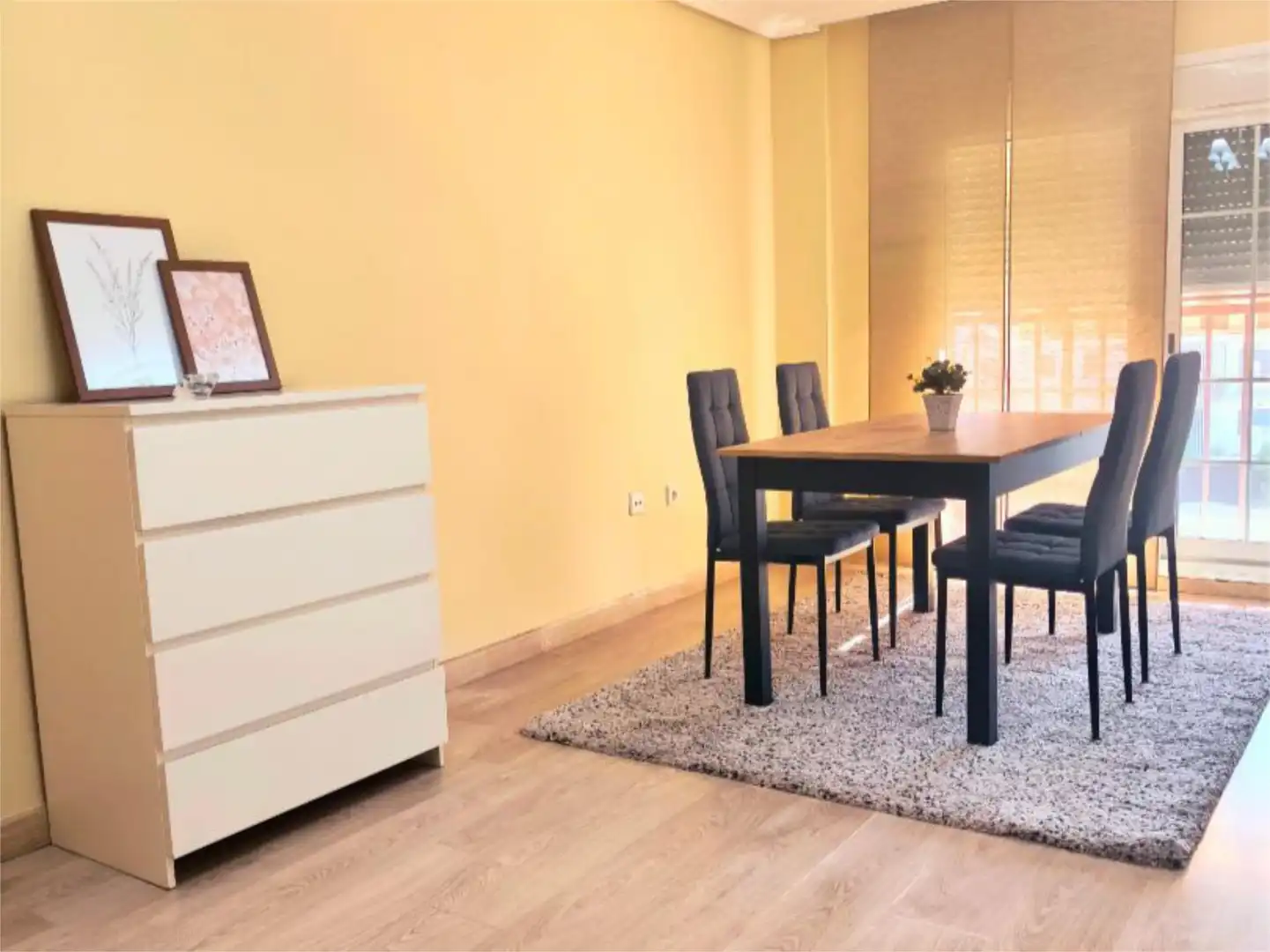 Flat for sale in Calle Linde, 7, Cruz Roja Dining room of Flat for sale in Sevilla Capital with Air Conditioner, Terrace and Balcony