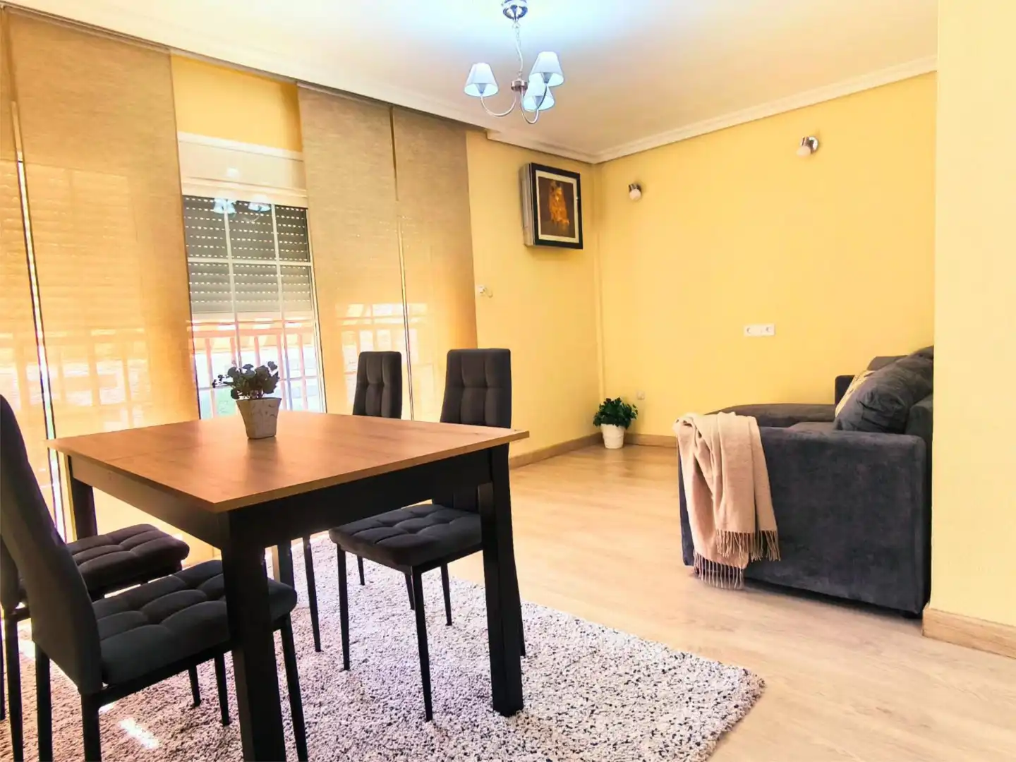 Flat for sale in Calle Linde, 7, Cruz Roja Dining room of Flat for sale in Sevilla Capital with Air Conditioner, Terrace and Balcony