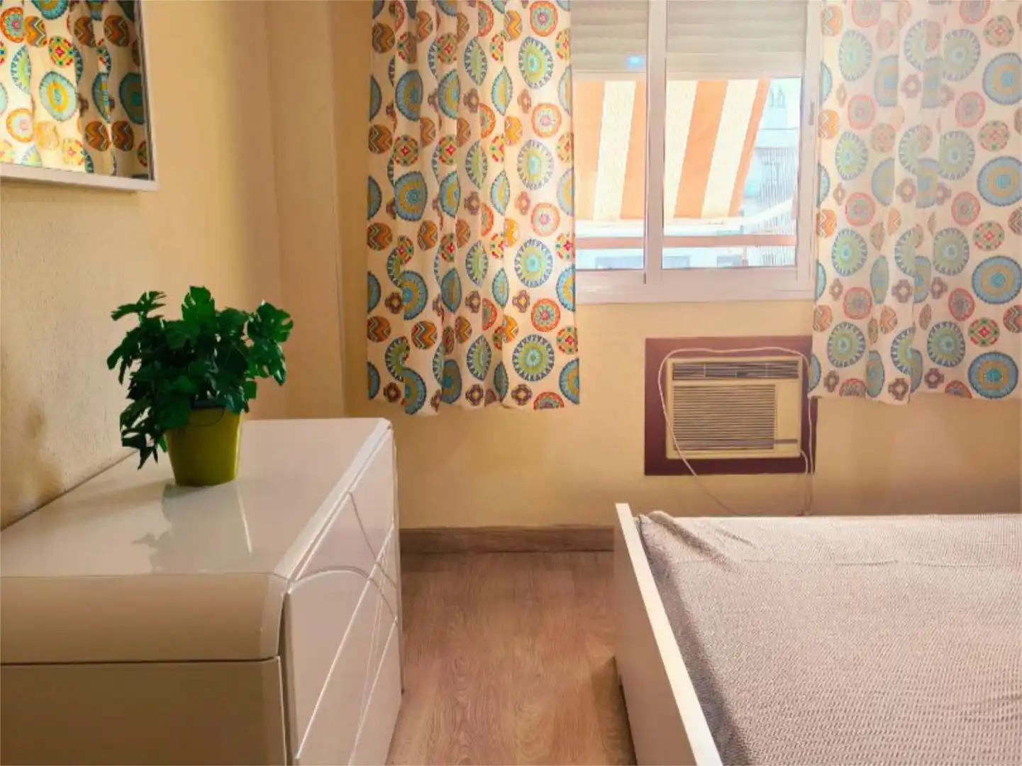 Flat for sale in Calle Linde, 7, Cruz Roja Bedroom of Flat for sale in Sevilla Capital with Air Conditioner, Terrace and Balcony