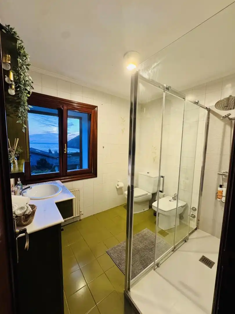 Houses for sale in Barrio Mioño, 109, Mioño - Santullán Bathroom of Houses for sale in Castro-Urdiales with Terrace and Balcony