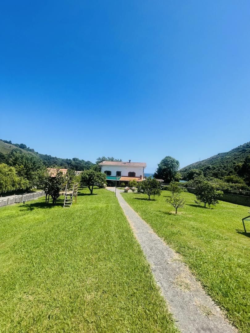 Casa o xalet en venda a Barrio Mioño, 109, Mioño - Santullán Jardí de Casa o xalet en venda en Castro-Urdiales amb Calefacció, Jardí privat i Parquet