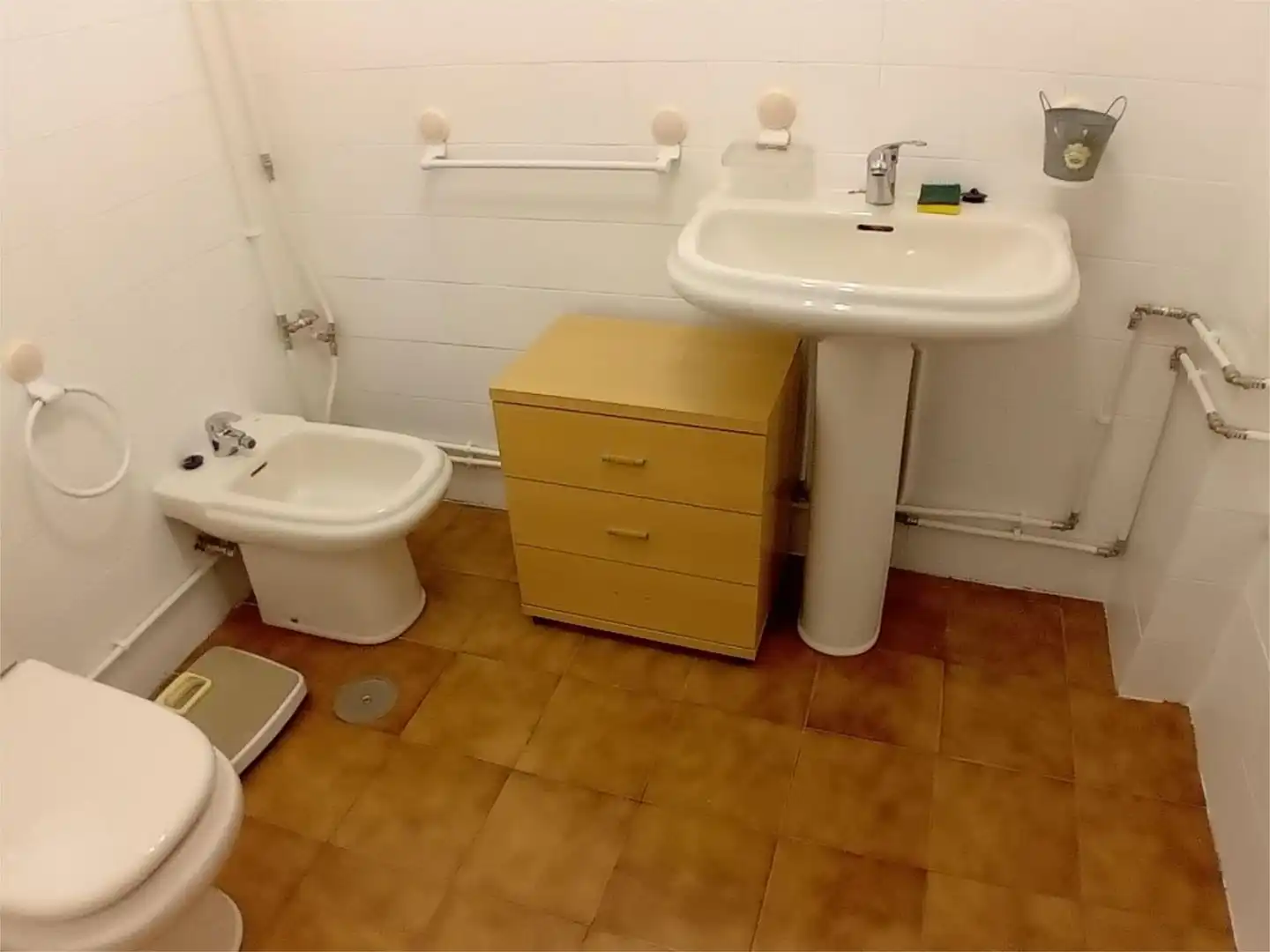 Flat for rent in Rúa dos Remedios, 57, Couto Bathroom of Flat for rent in Ourense Capital with Heating, Parquet flooring and Furnished