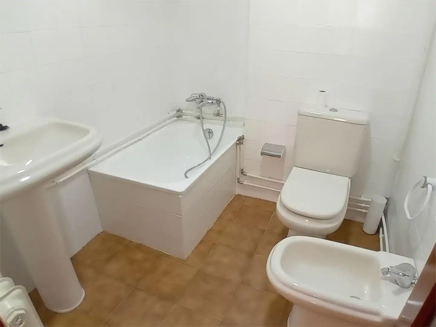 Flat for rent in Rúa dos Remedios, 57, Couto Bathroom of Flat for rent in Ourense Capital with Heating, Parquet flooring and Furnished