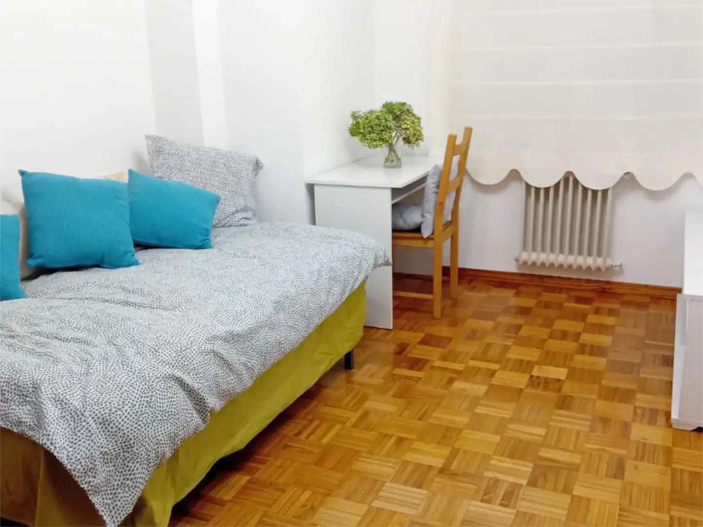 Flat for rent in Rúa dos Remedios, 57, Couto Bedroom of Flat for rent in Ourense Capital with Heating, Parquet flooring and Furnished