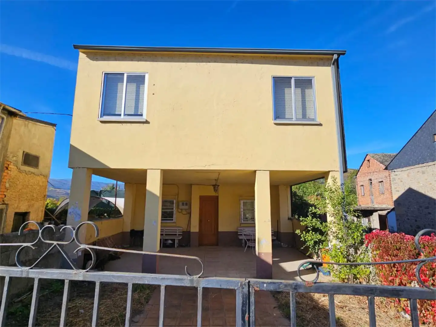 Vista exterior de Casa o xalet en venda en Puente de Domingo Flórez amb Terrassa
