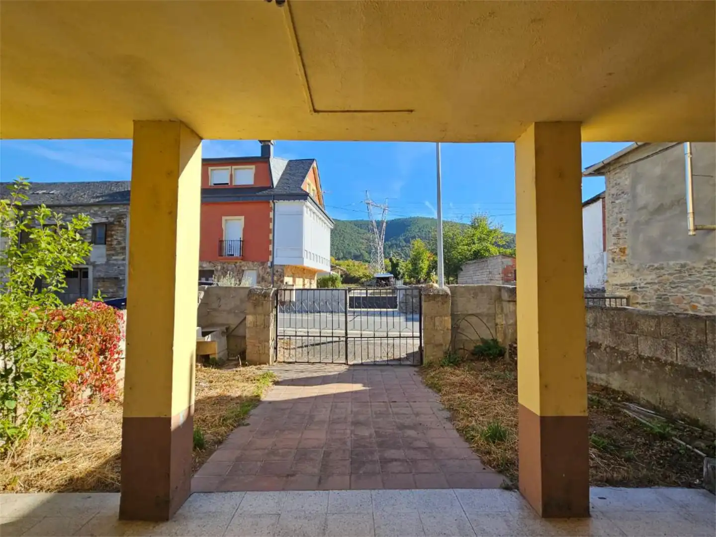 Vista exterior de Casa o xalet en venda en Puente de Domingo Flórez amb Terrassa