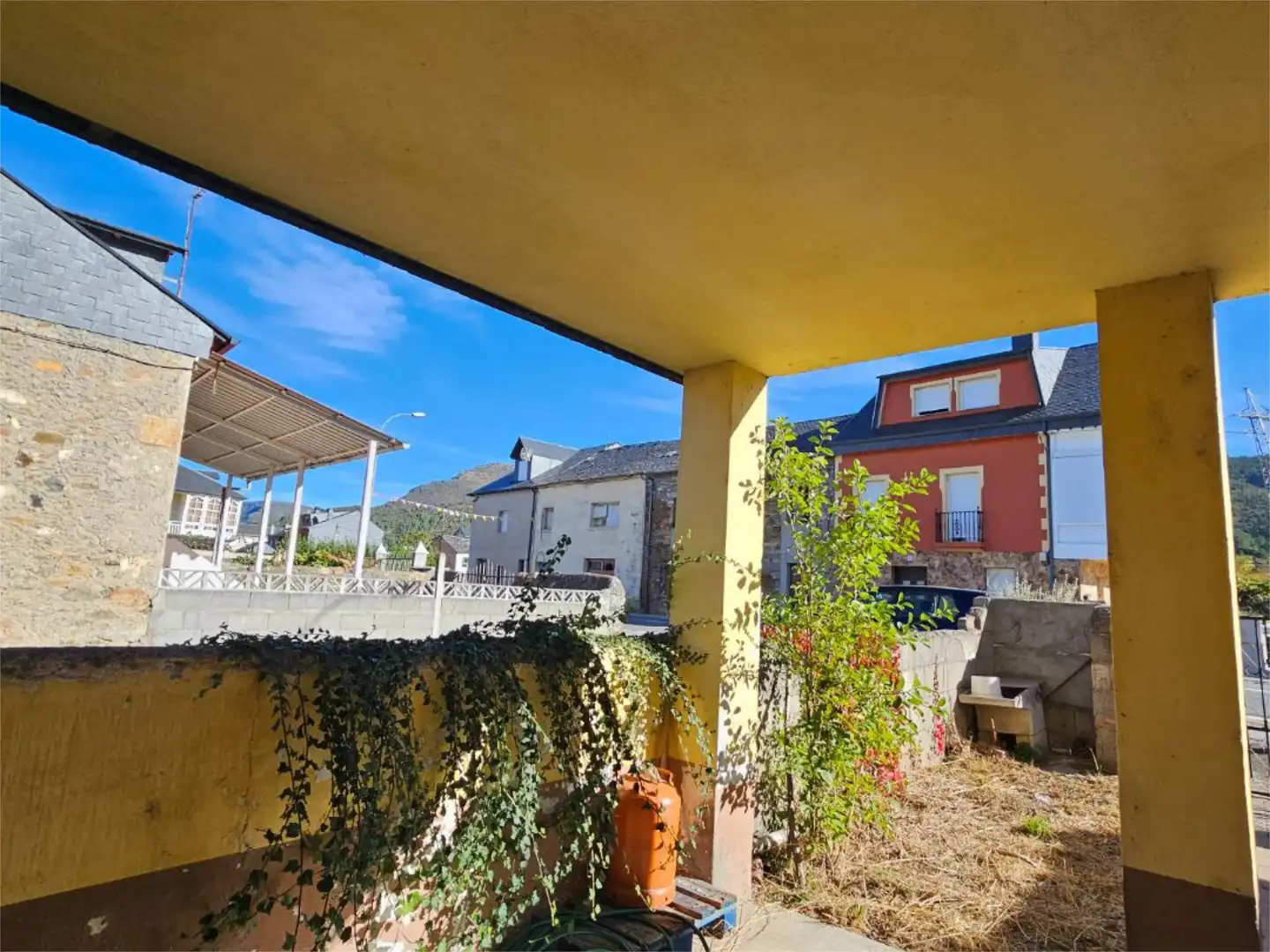 Vista exterior de Casa o xalet en venda en Puente de Domingo Flórez amb Terrassa