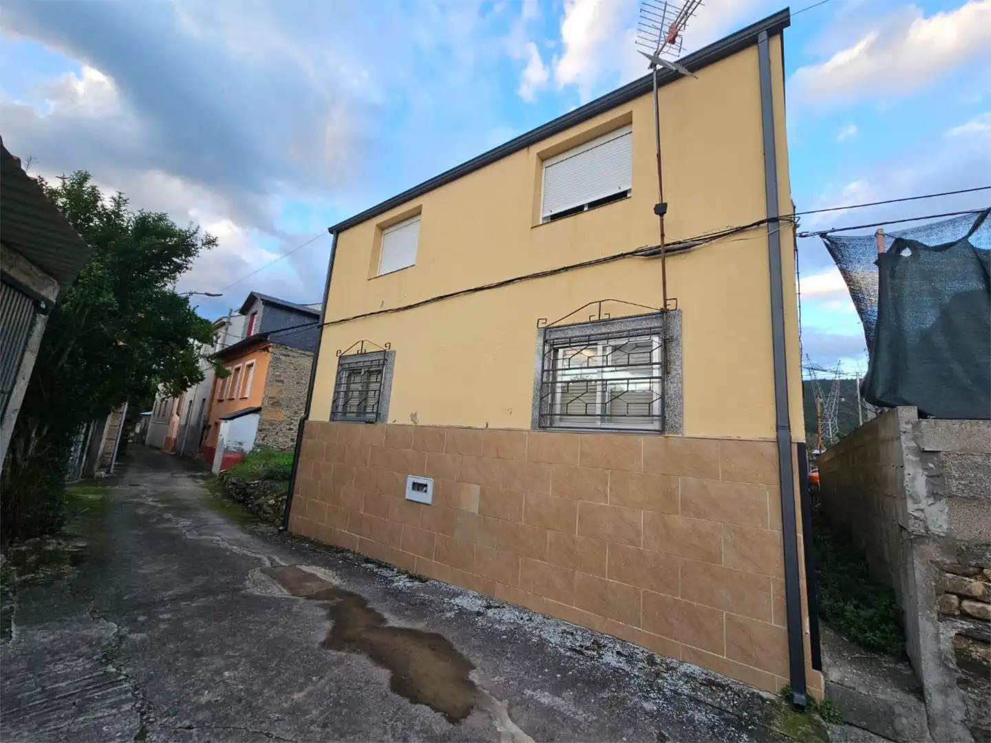 Vista exterior de Casa o xalet en venda en Puente de Domingo Flórez amb Terrassa