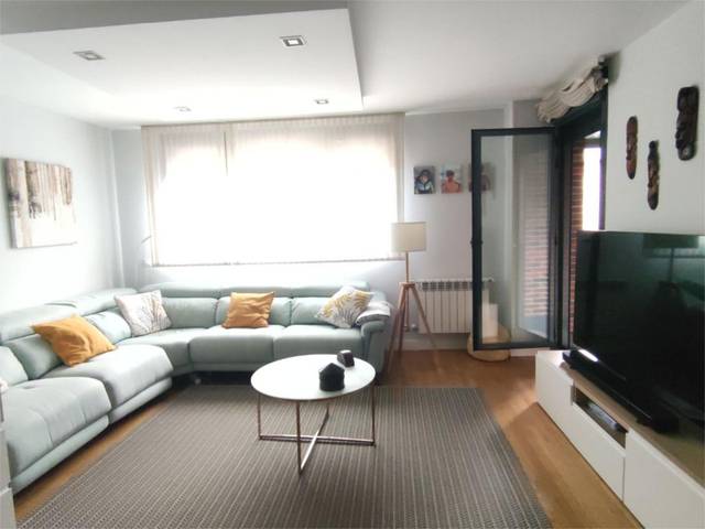 Piso en Venta en Avenida Víctimas del Terrorismo, 35 en Valenoso