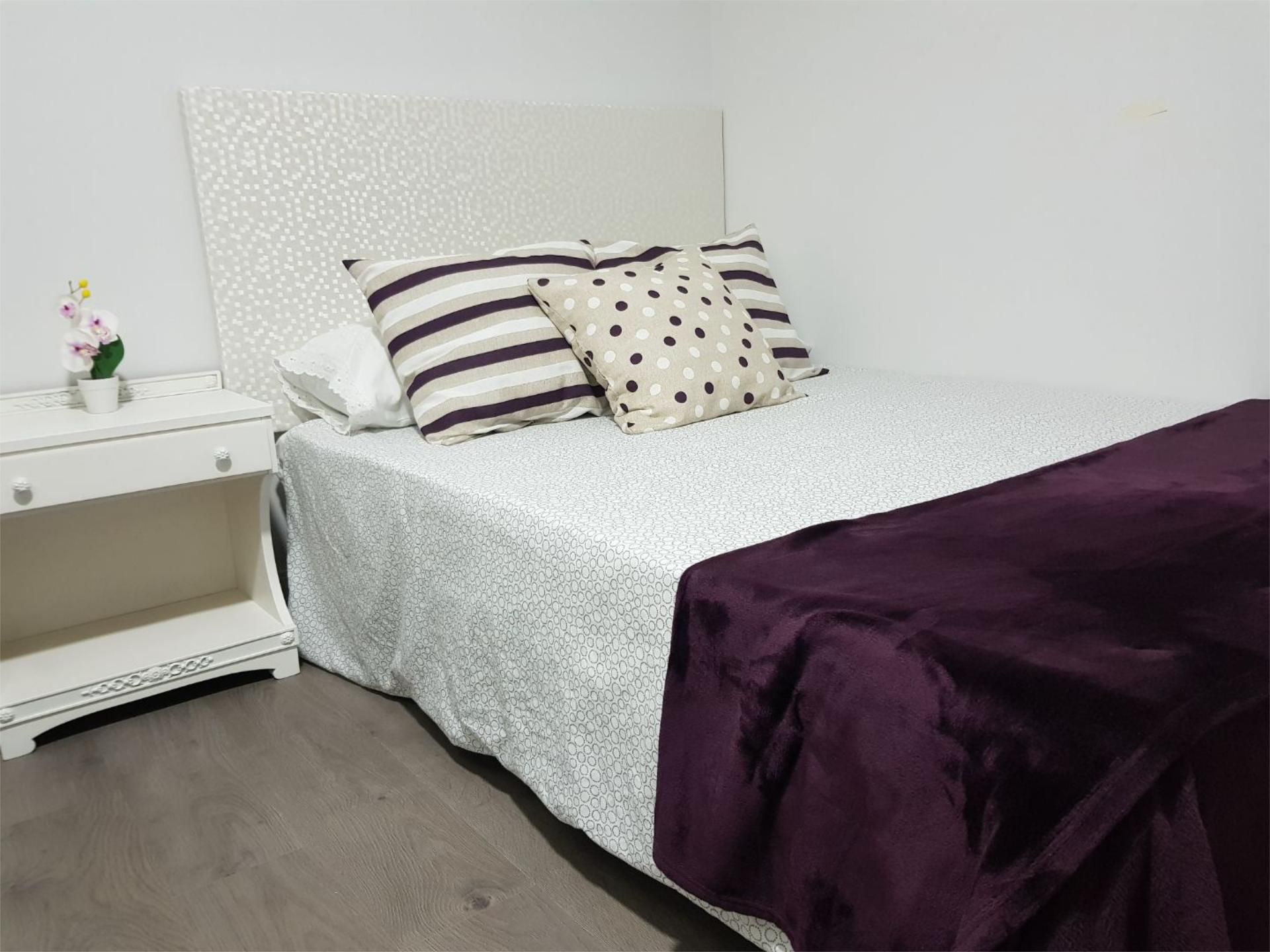 Bedroom of Flat to share in  Zaragoza Capital  with Air Conditioner, Heating and Private garden