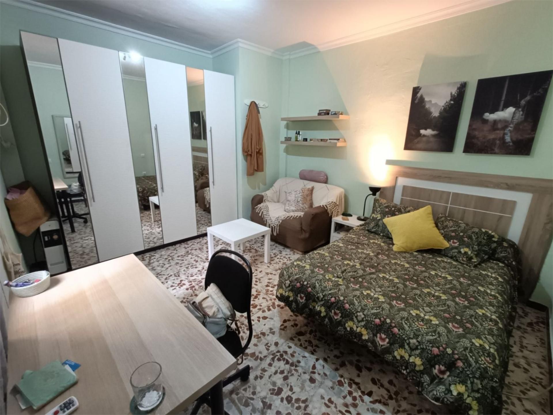 Dormitori de Casa adosada per a compartir en  Sevilla Capital amb Aire condicionat, Calefacció i Terrassa