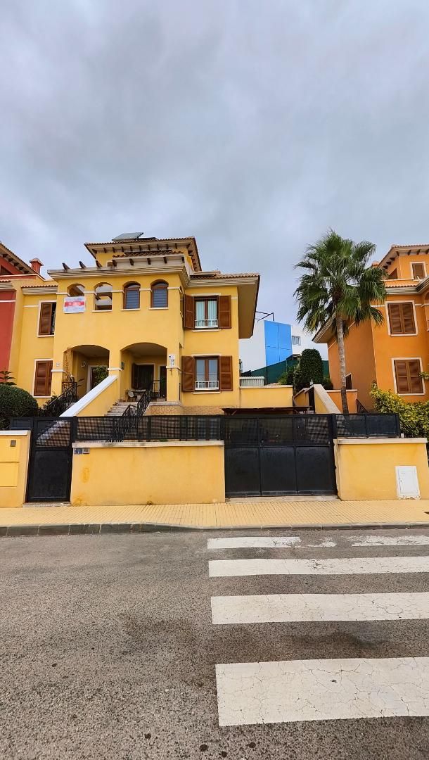 Vista exterior de Piso en venta en Finestrat con Aire acondicionado, Terraza y Piscina