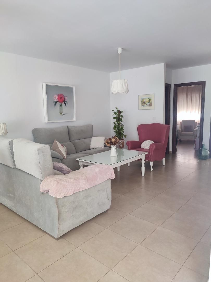 Sala d'estar de Casa adosada en venda en Valverde del Camino amb Jardí privat i Terrassa