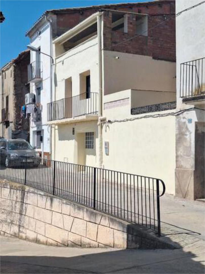 Vista exterior de Casa adosada en venda en Menàrguens amb Jardí privat