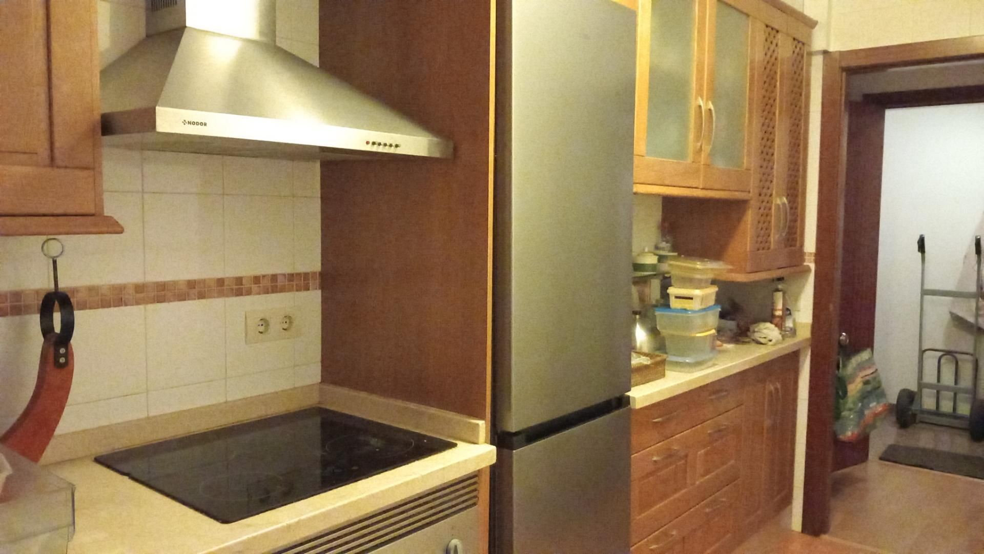 Cocina de Piso de alquiler en Santiago de Compostela  con Calefacción, Parquet y Amueblado
