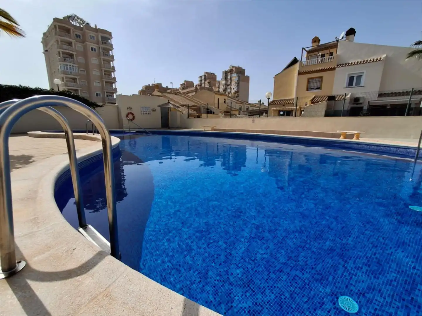 Piso en venta en Calle Alborán, 3, Aguas Nuevas Piscina de Piso en venta en Torrevieja con Aire acondicionado, Calefacción y Jardín privado