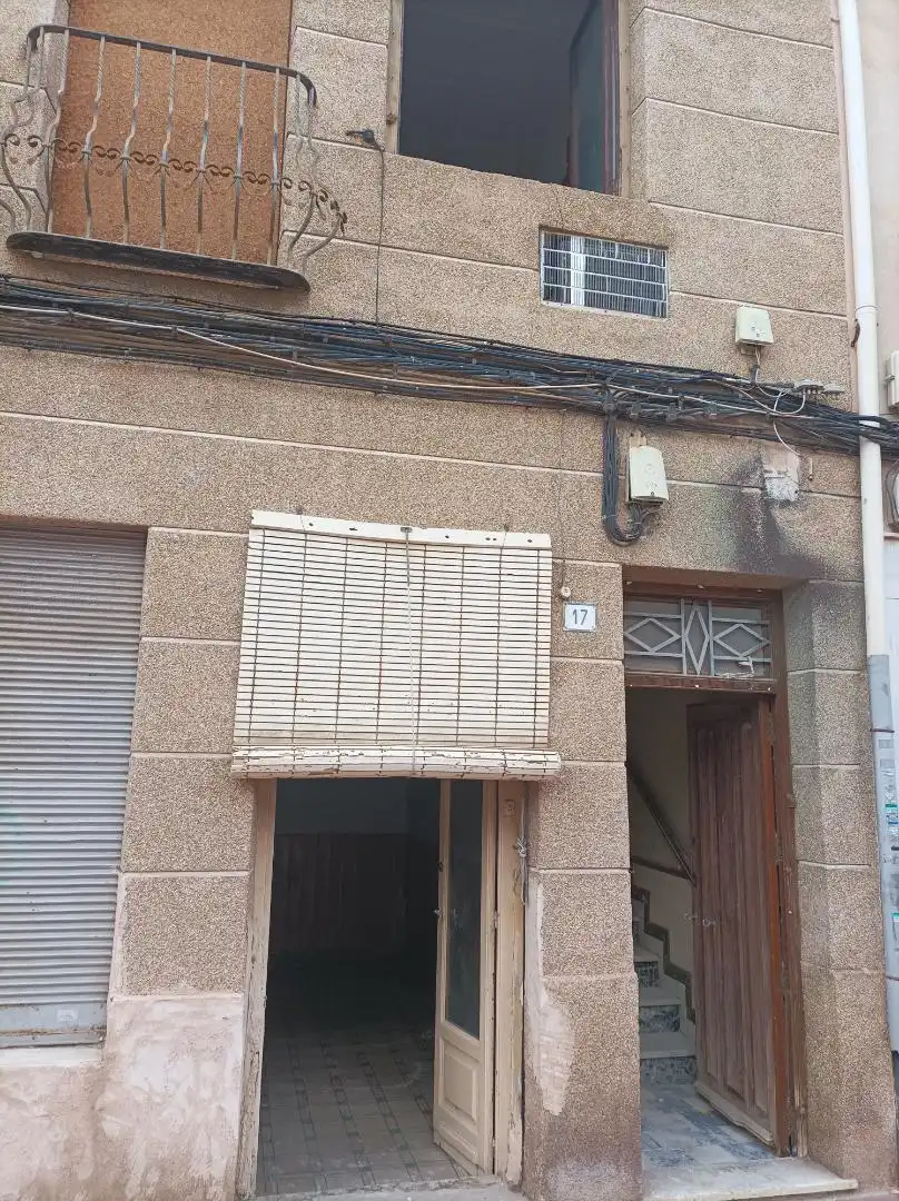 Casa adosada en venda a Calle Reyes Católicos, 30, Plaza Castelar - Mercado Central Vista exterior de Casa adosada en venda en Elda amb Terrassa i Balcó