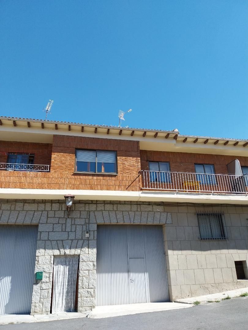 Vista exterior de Casa adosada en venda en Villacastín amb Calefacció, Jardí privat i Terrassa