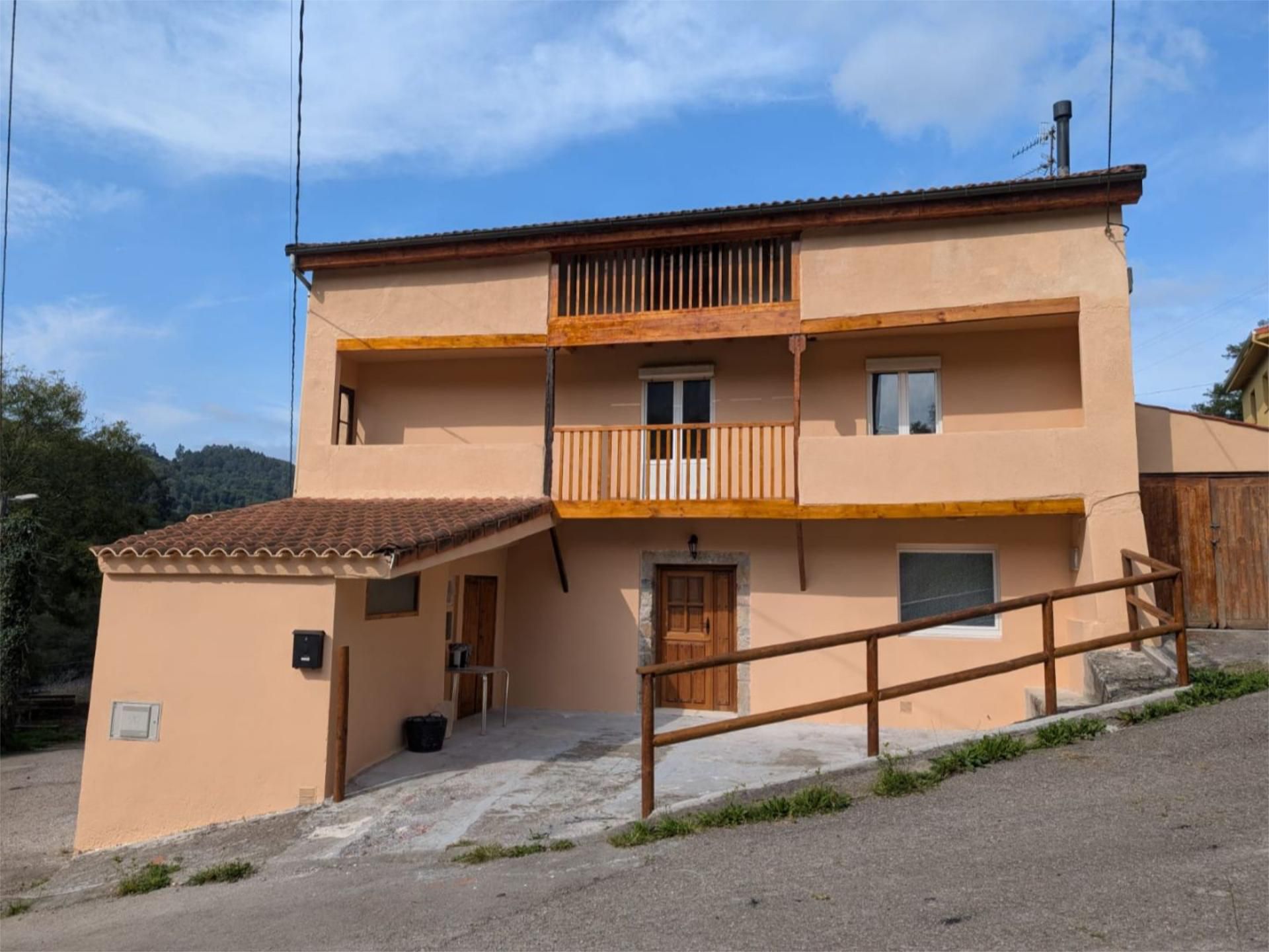 Vista exterior de Casa o xalet en venda en Ramales de la Victoria amb Terrassa i Balcó