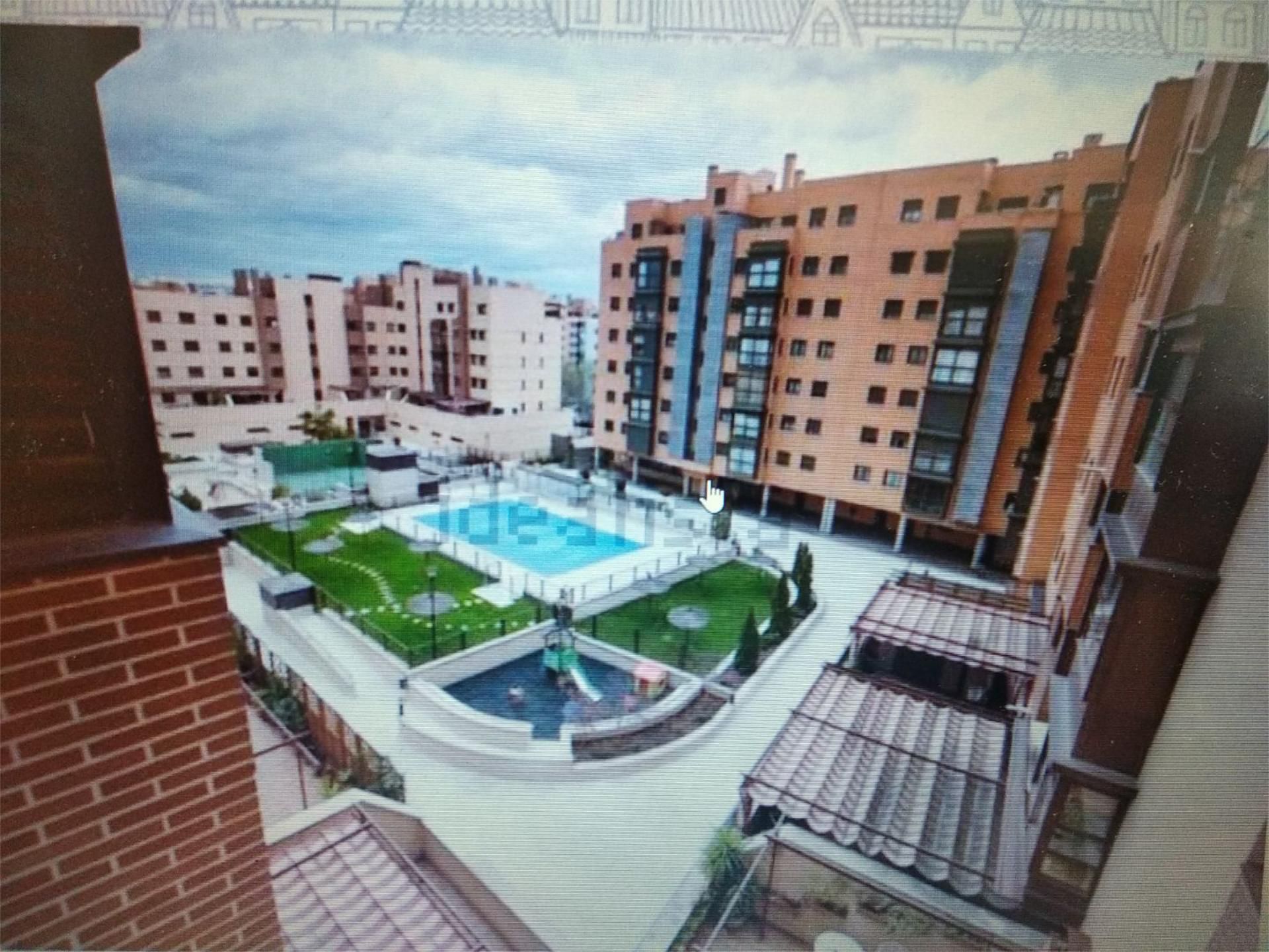 Swimming pool of Flat to rent in  Madrid Capital  with Air Conditioner, Heating and Parquet flooring
