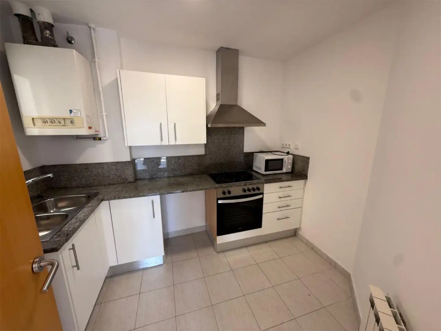 Piso en venta en Carrer de Sant Pere, 74, Vila de Palafrugell Cocina de Piso en venta en Palafrugell con Terraza, Piscina y Balcón
