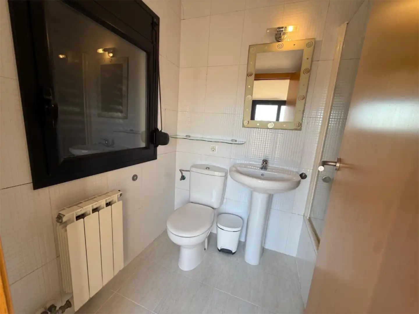 Piso en venta en Carrer de Sant Pere, 74, Vila de Palafrugell Baño de Piso en venta en Palafrugell con Terraza, Piscina y Balcón