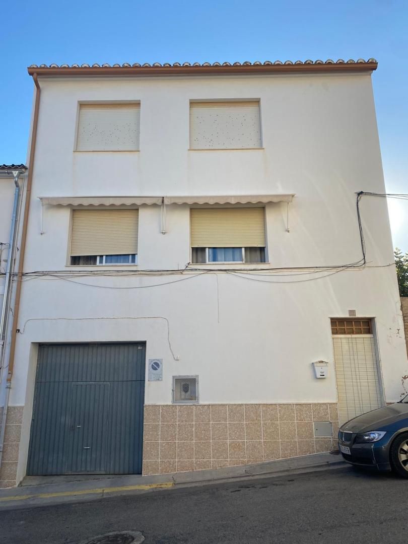 Vista exterior de Casa adosada en venda en Villar del Arzobispo amb Aire condicionat, Terrassa i Balcó