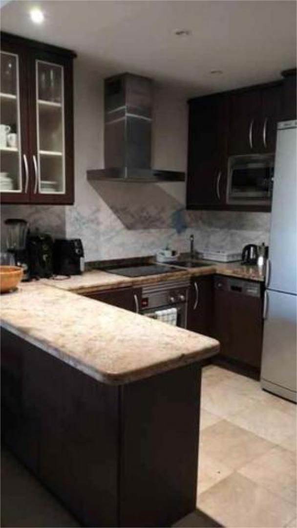 Cuina de Apartament per a compartir en Marbella amb Piscina i Moblat