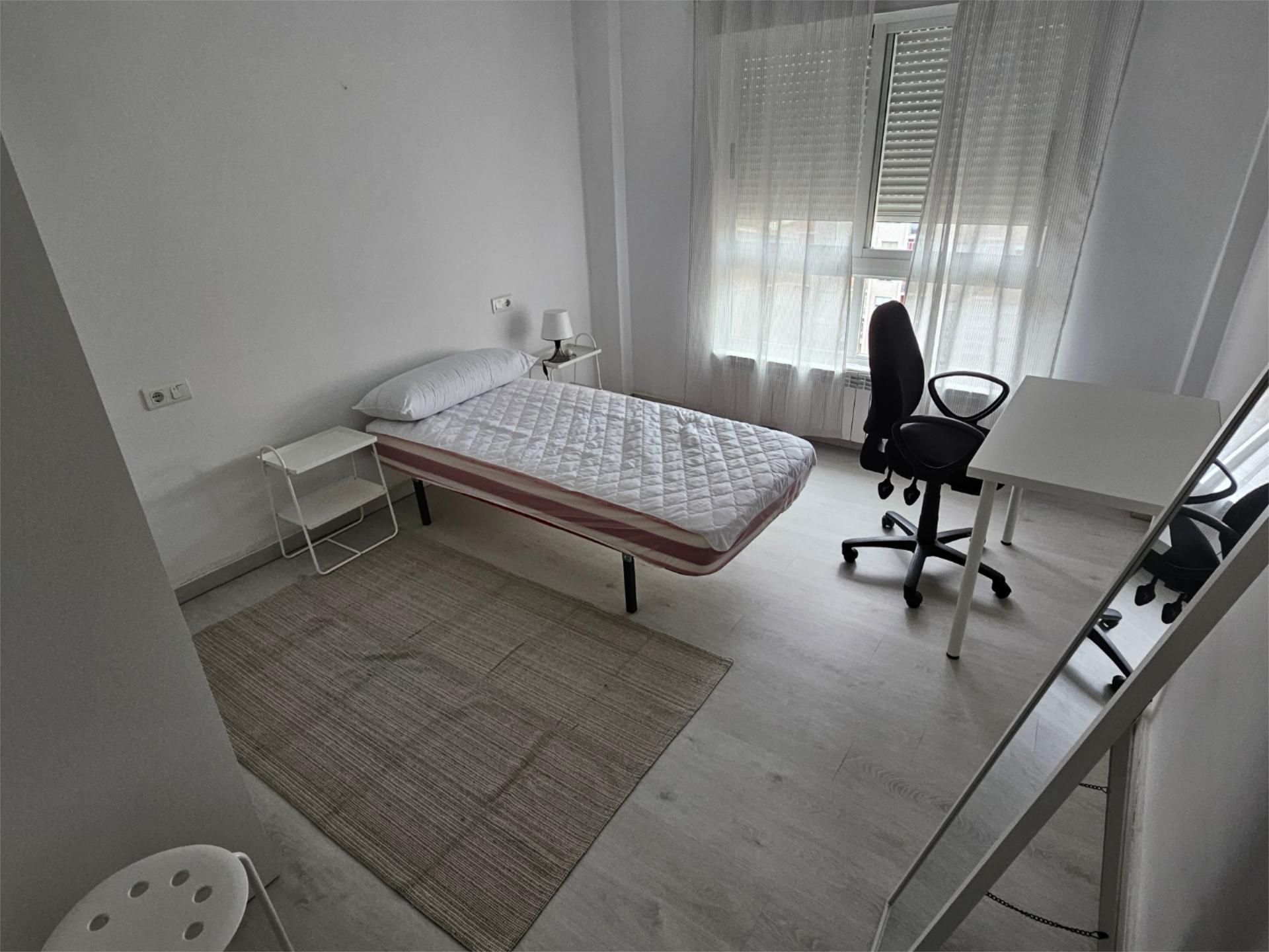 Habitación de Piso para compartir en Ourense Capital  con Calefacción, Parquet y Amueblado
